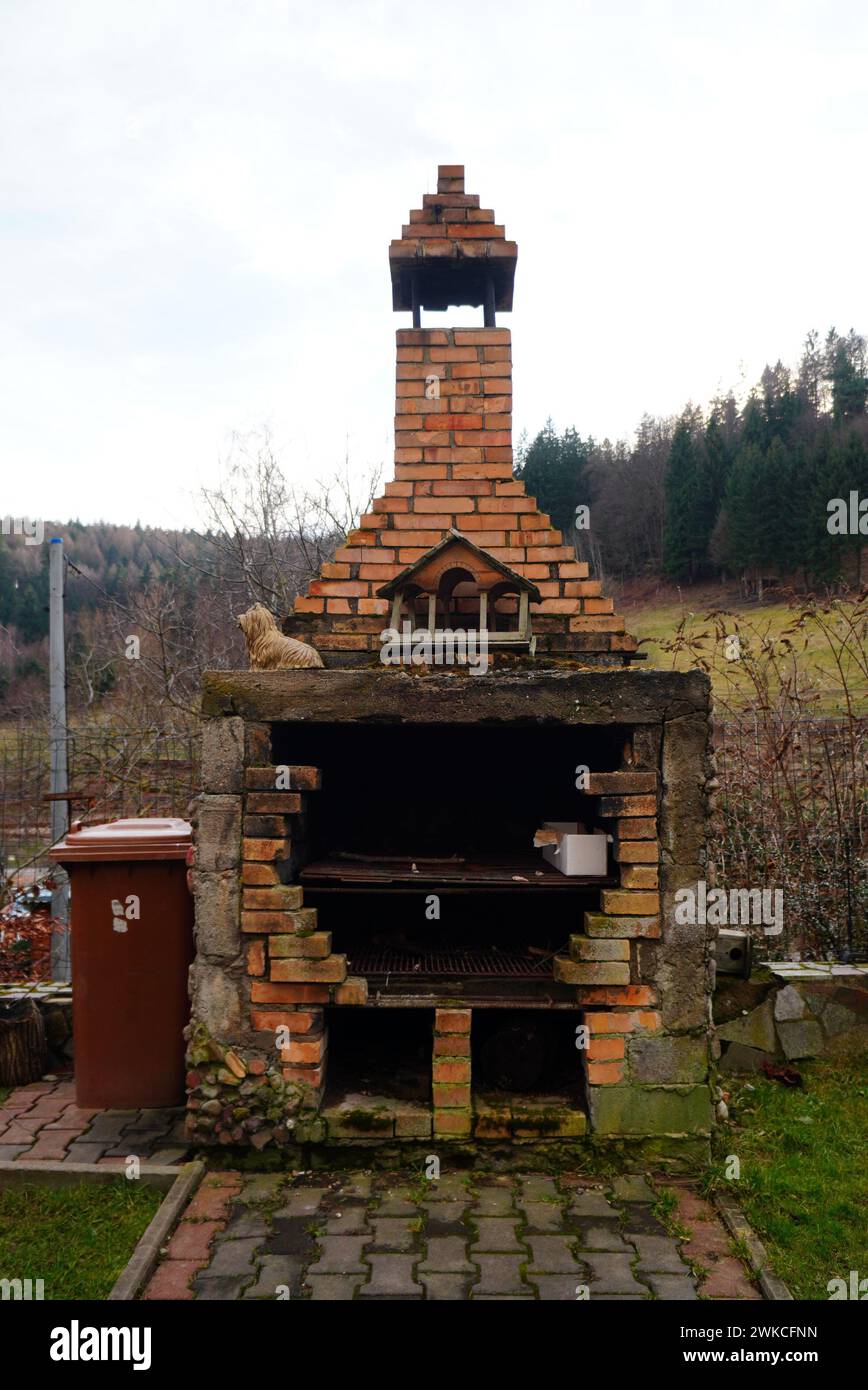 Una fossa per il fuoco costruita con mattoni e pietre in un'azienda vinicola Foto Stock