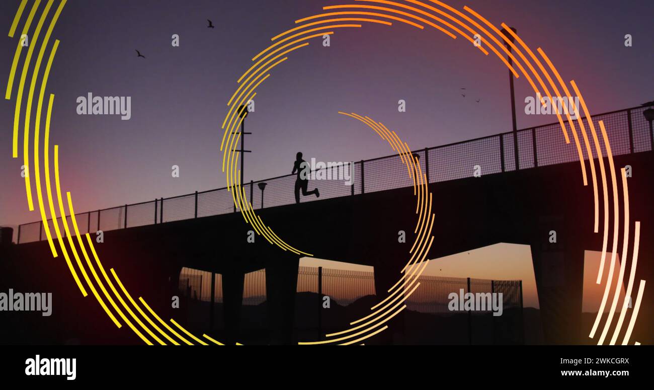 Immagine della spirale arancione che ruota sull'uomo che corre sul ponte al tramonto in città Foto Stock