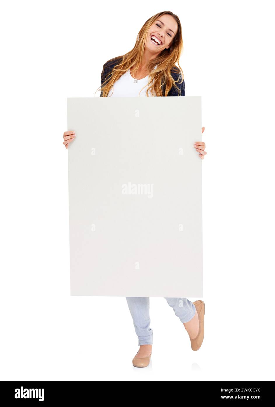 Studio, lavagna vuota e ritratto di una donna felice con informazioni sulle offerte, promozioni o notizie su mockup. Segnaletica, offerta e ragazza eccitata con annuncio Foto Stock