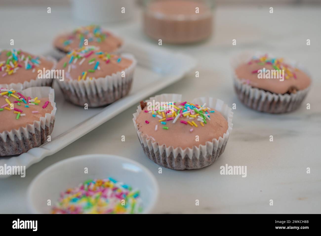 cupcake alla fragola al cioccolato Foto Stock