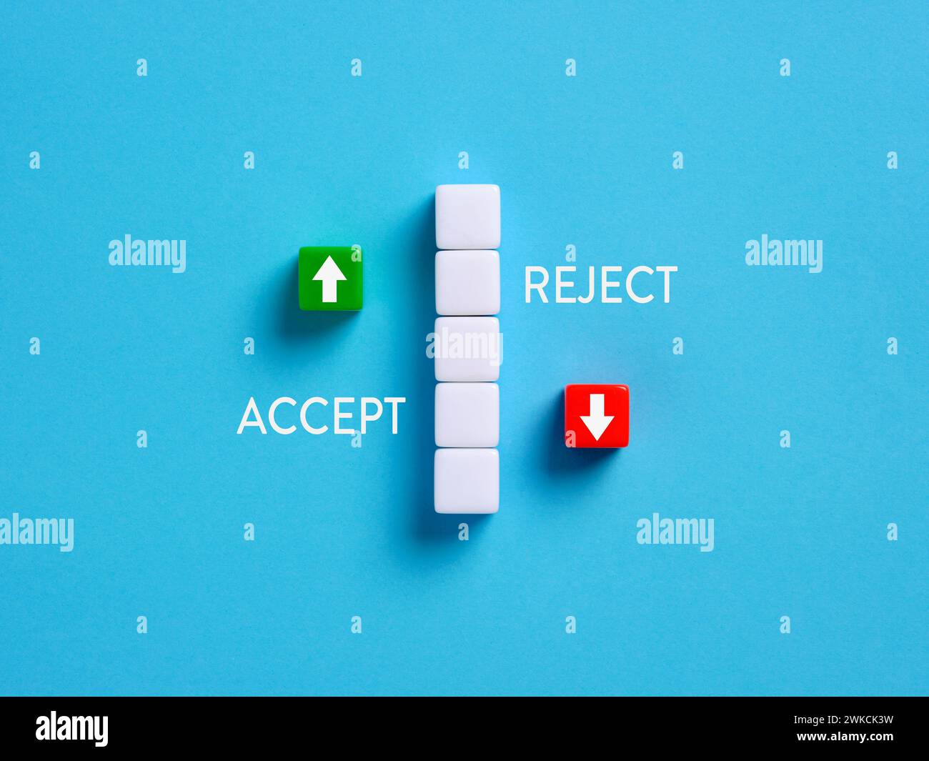 Dilemma o scelta tra accettare o rifiutare. Processo decisionale. Frecce opposte con le parole Accetta e Rifiuta. Foto Stock
