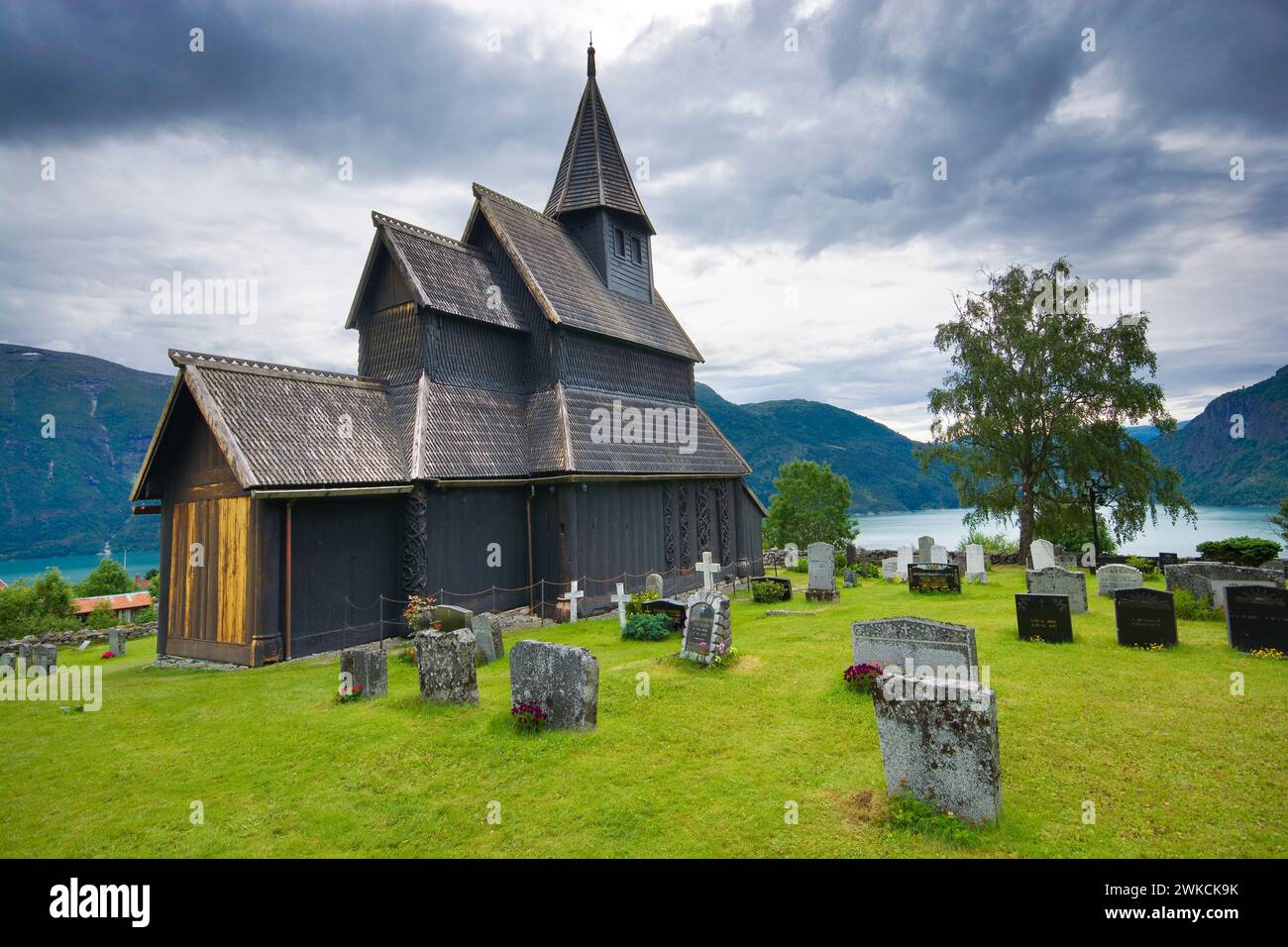 Urnes Stave Church a Ornes, lungo il Lustrafjorden, Norvegia Foto Stock