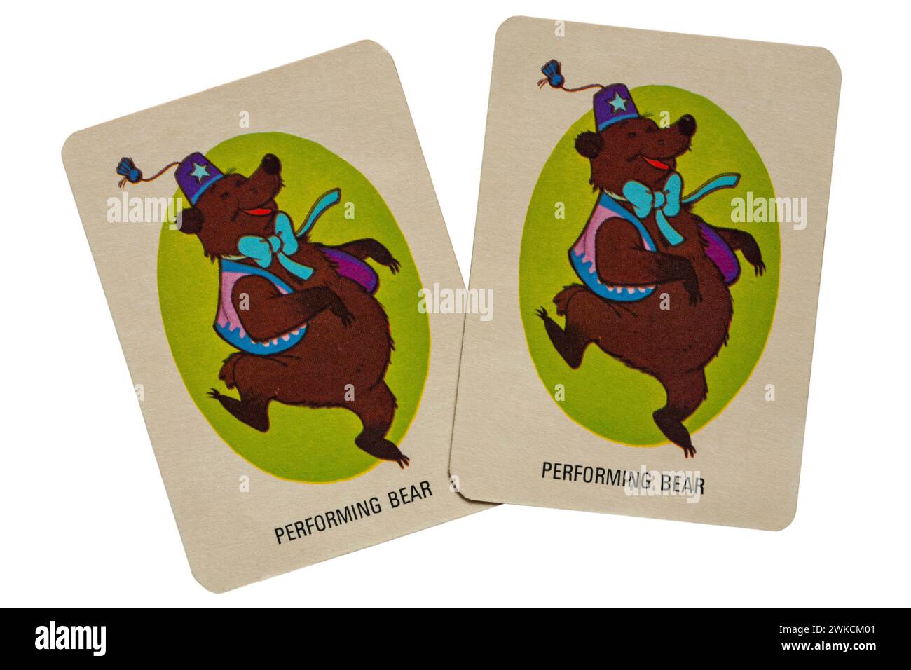 Un paio di vecchie carte retrò Performing Bear da una confezione di carte da gioco di asino isolate su sfondo bianco - Regno Unito Foto Stock