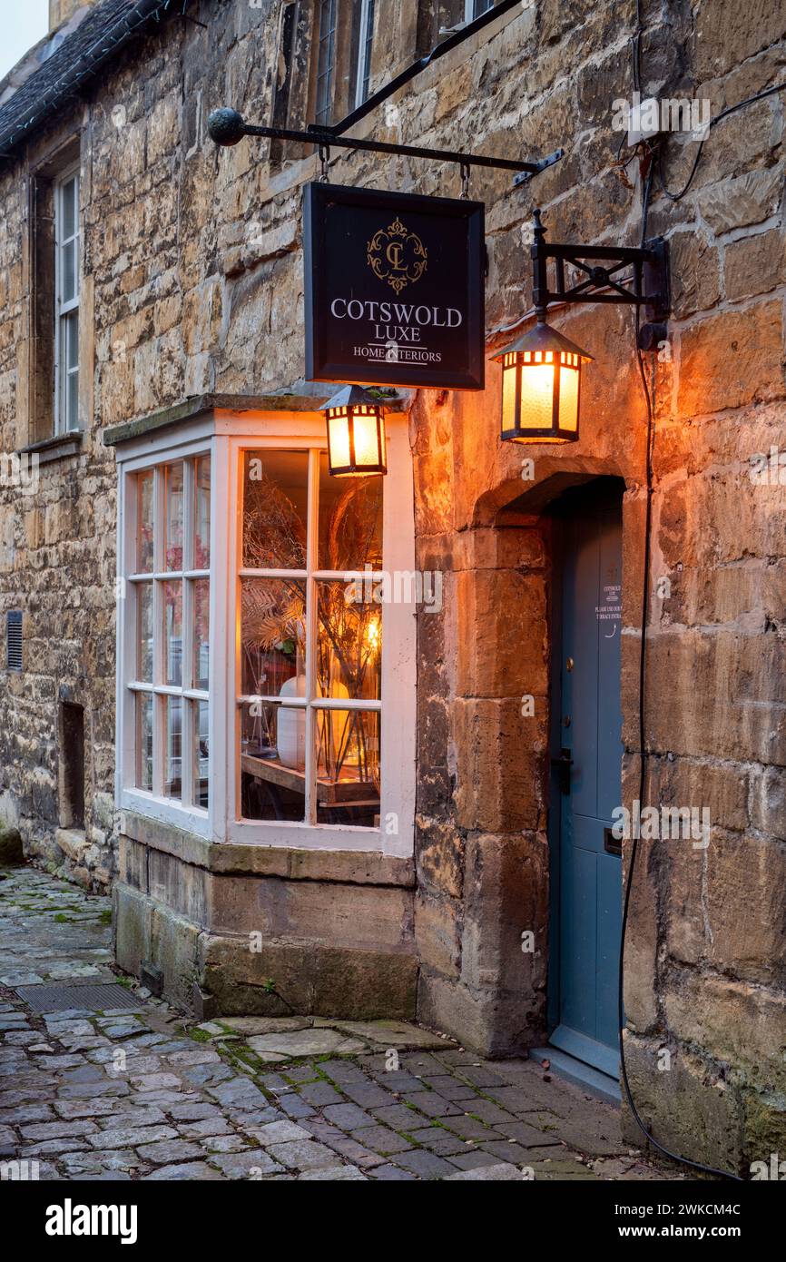 Cotswold Luxe Shop in prima serata. Chipping Campden, Cotswolds, Gloucestershire, Inghilterra Foto Stock