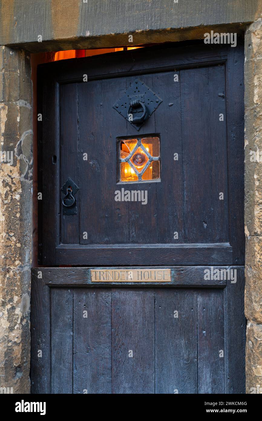 Luce nella finestra di una vecchia casa a Chipping Campden, Cotswolds, Gloucestershire, Inghilterra Foto Stock