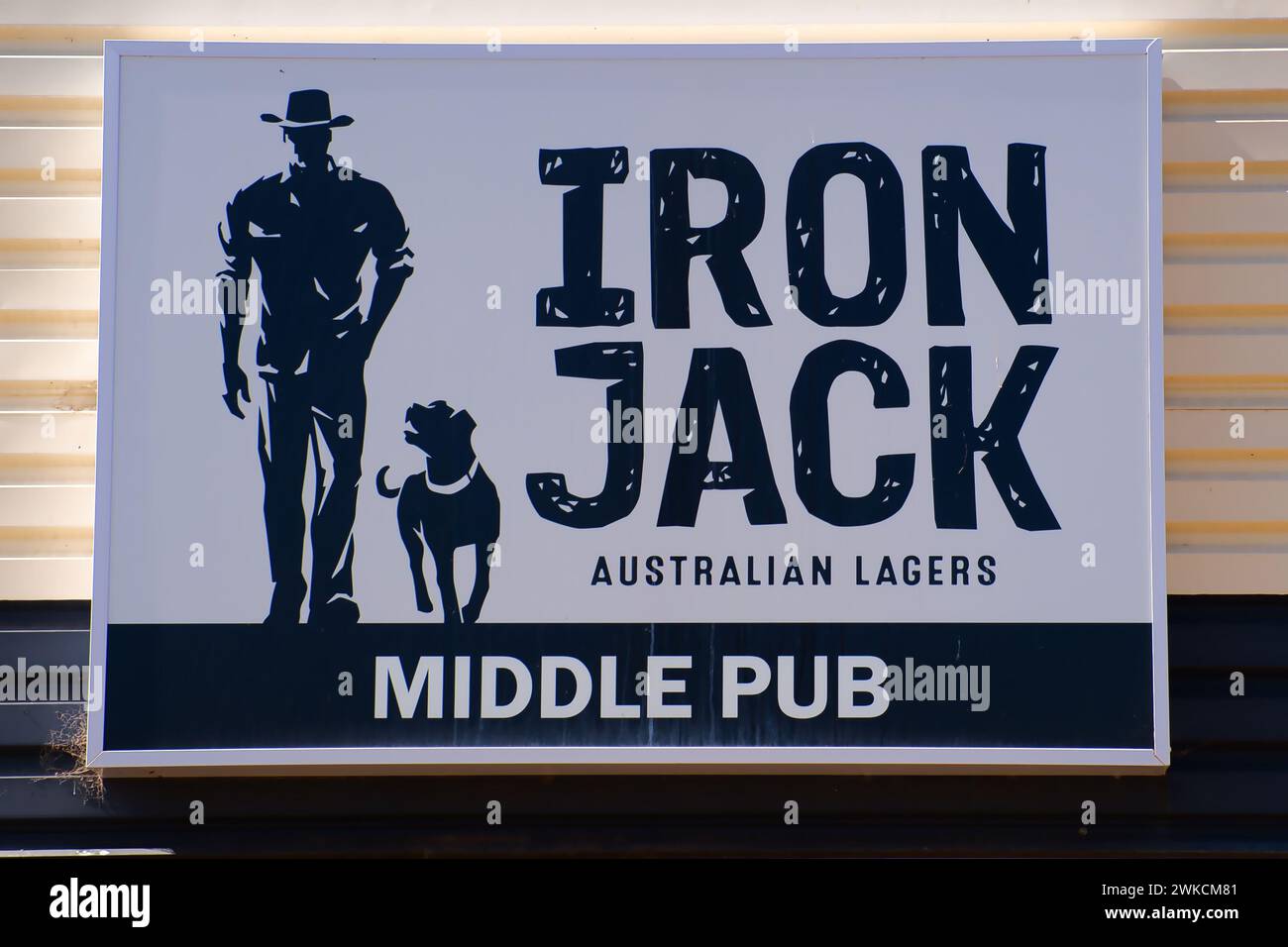 Uomo con il suo cane, cartellone per Iron Jack Australian Lager sul muro del Middle Pub di Northampton, Australia Occidentale Foto Stock