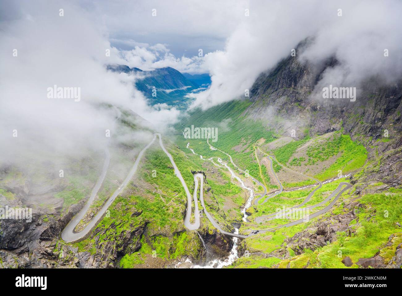 Passo di montagna pieno di tornanti, Trollstigen, Norvegia Foto Stock