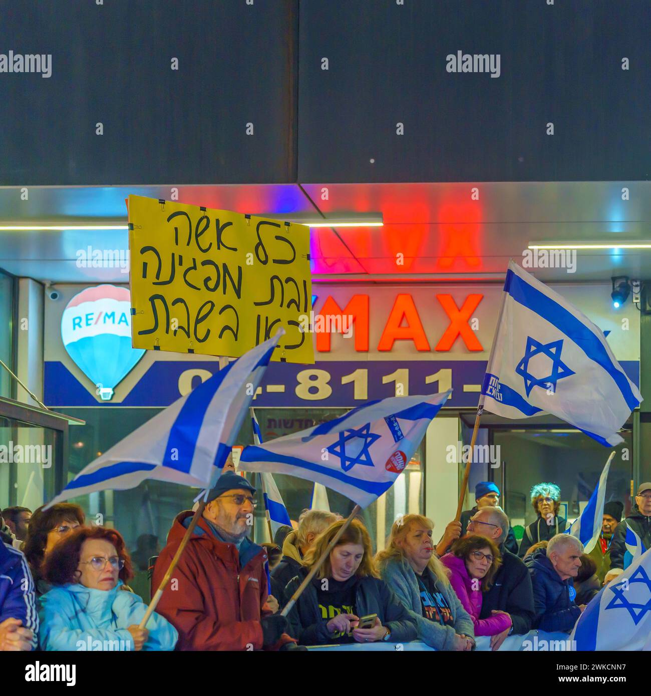 Haifa, Israele - 17 febbraio 2024: Persone con vari segni e bandiere che protestano contro il governo, chiedendo di assumersi la responsabilità della guerra Foto Stock