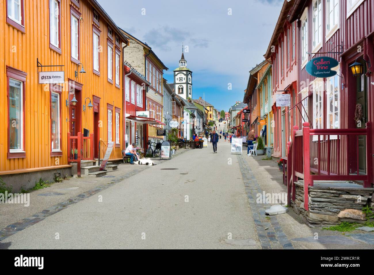 Street of Røros - la storica città mineraria iscritta nella lista dell'UNESCO, la Norvegia Foto Stock