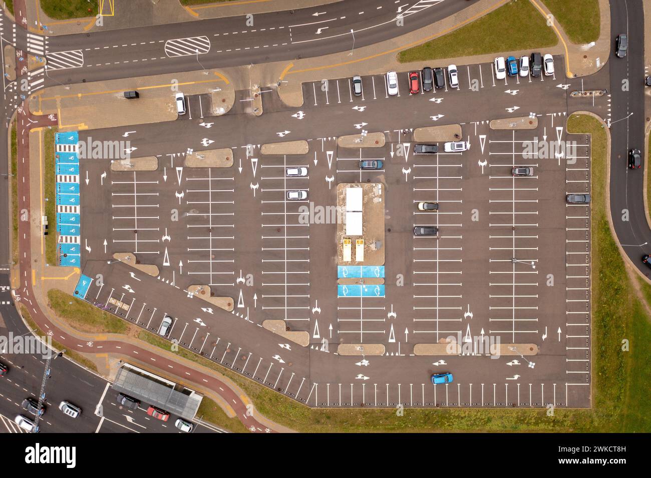 Fotografia con drone di un parcheggio quasi vuoto vicino a un centro commerciale durante la giornata autunnale nuvolosa Foto Stock