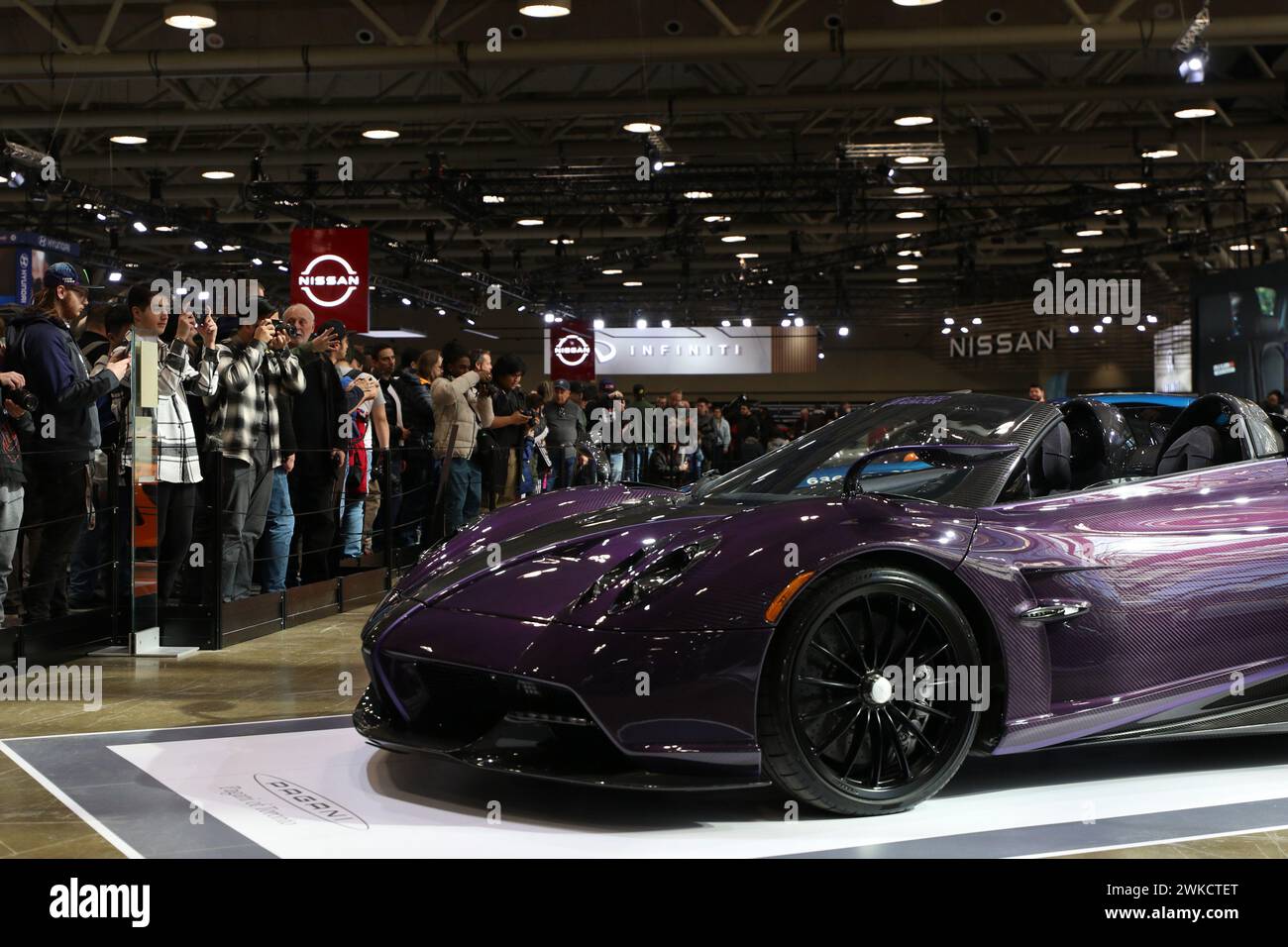 Toronto, Canada. 19 febbraio 2024. Le persone visiteranno il 2024 Canadian International Auto Show a Toronto, Canada, il 19 febbraio 2024. (Foto di Arrush Chopra/NurPhoto) crediti: NurPhoto SRL/Alamy Live News Foto Stock