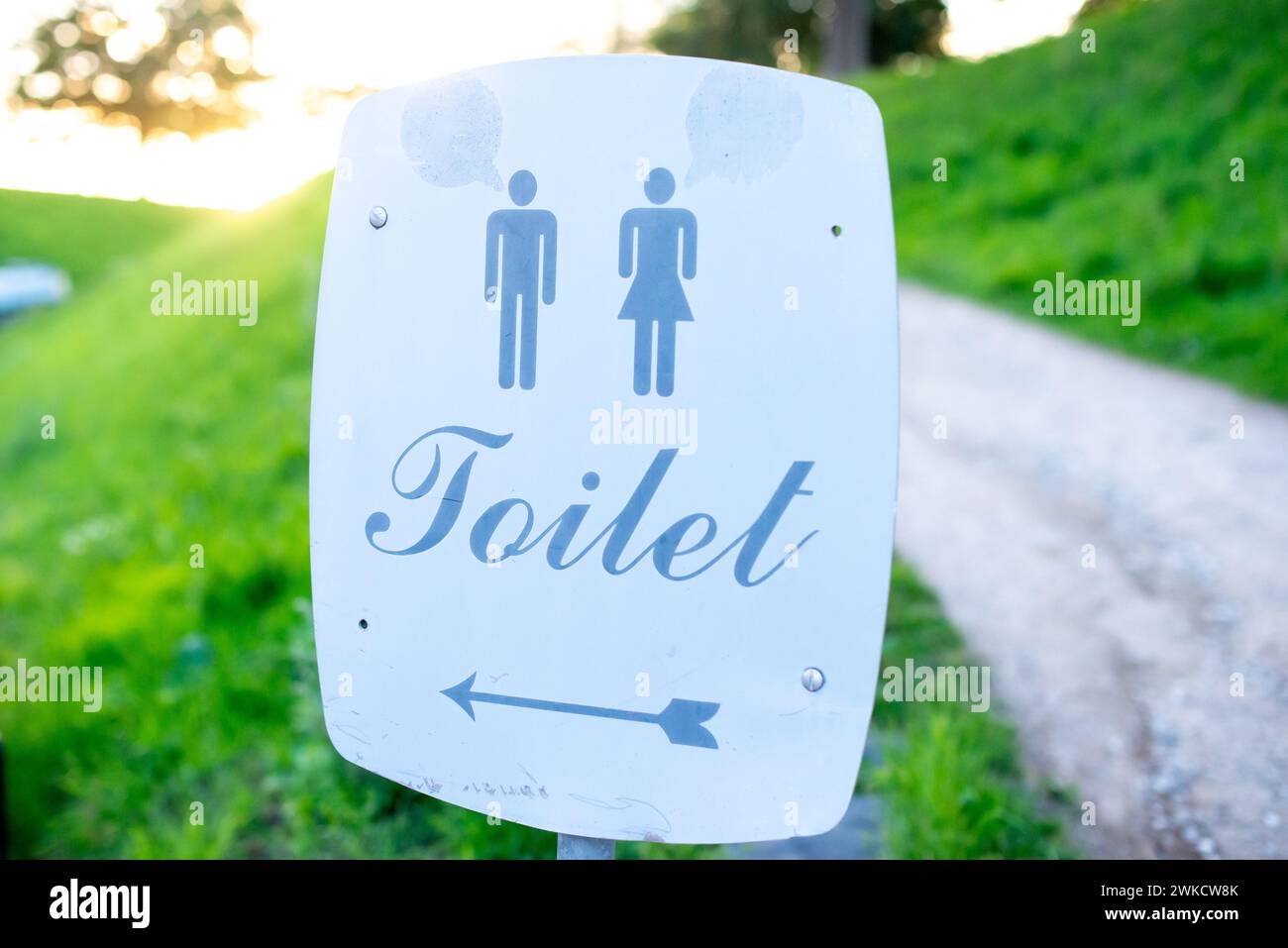 Un cartello stradale che indica la posizione dei servizi igienici. Foto Stock