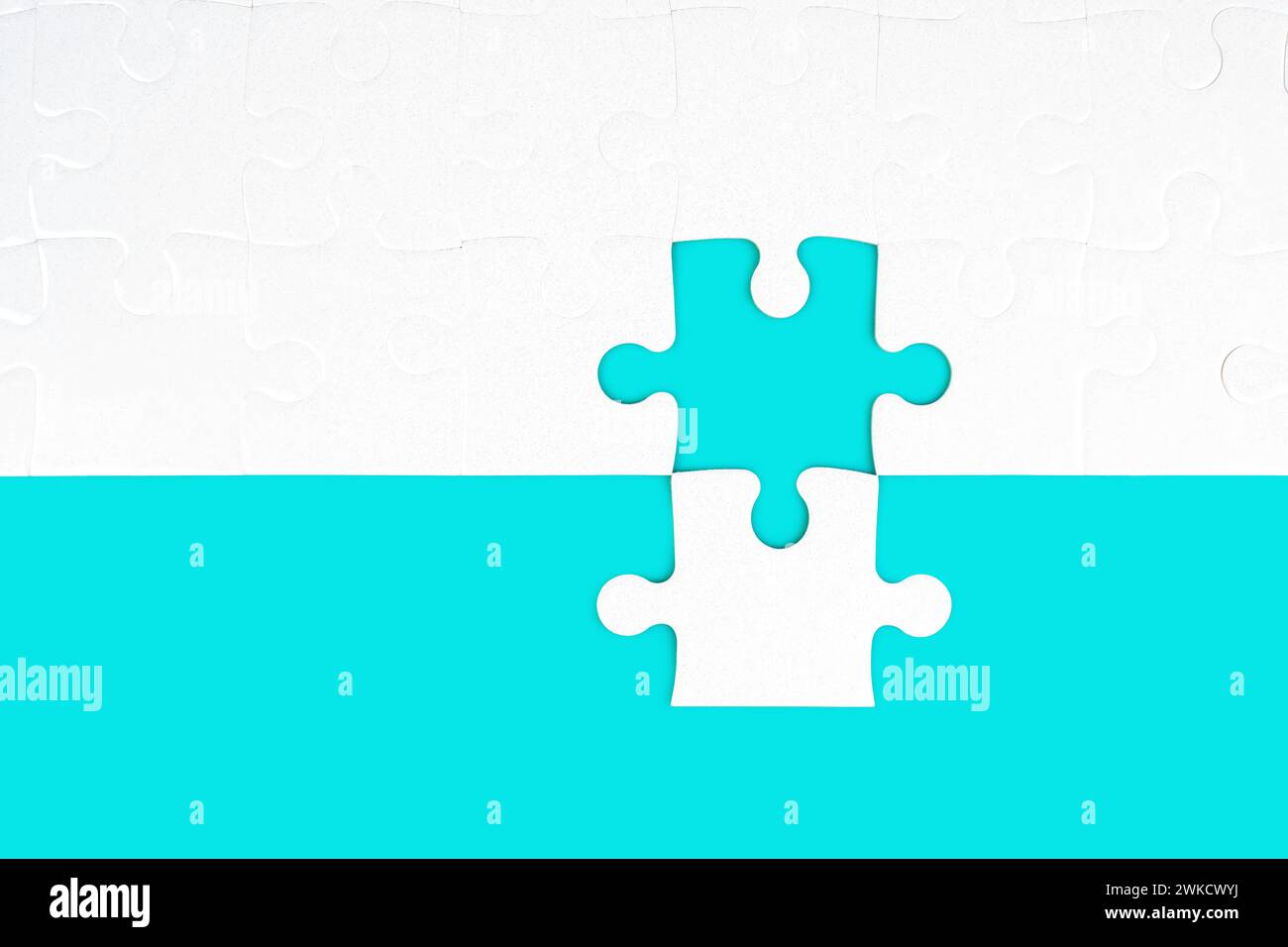 Puzzle vuoto con il pezzo finale in attesa di essere inserito. Concetto di raggiungimento, determinazione e risoluzione dei problemi. Foto Stock