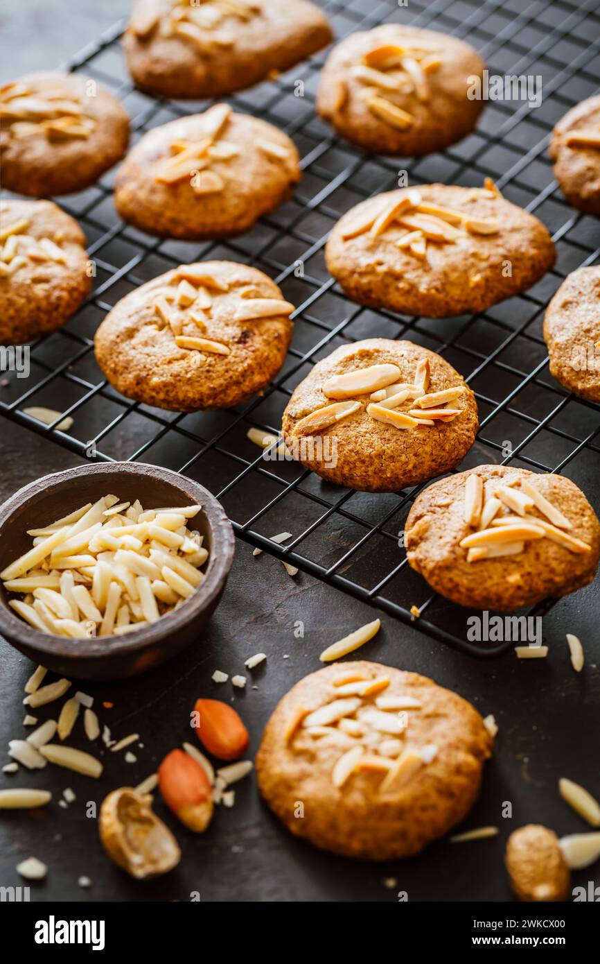 Biscotti fatti in casa al burro di arachidi con mandorle su sfondo scuro Foto Stock