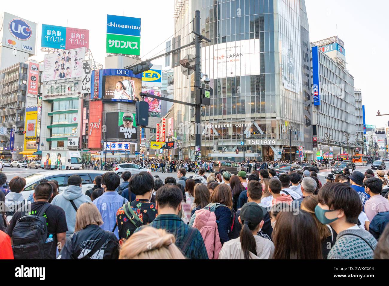 Città di Shibuya, famosa traversata di Shibuya, traversata dei pellicani, in prima serata, folle sulla strada, Tokyo, Giappone, Asia, 2023 Foto Stock