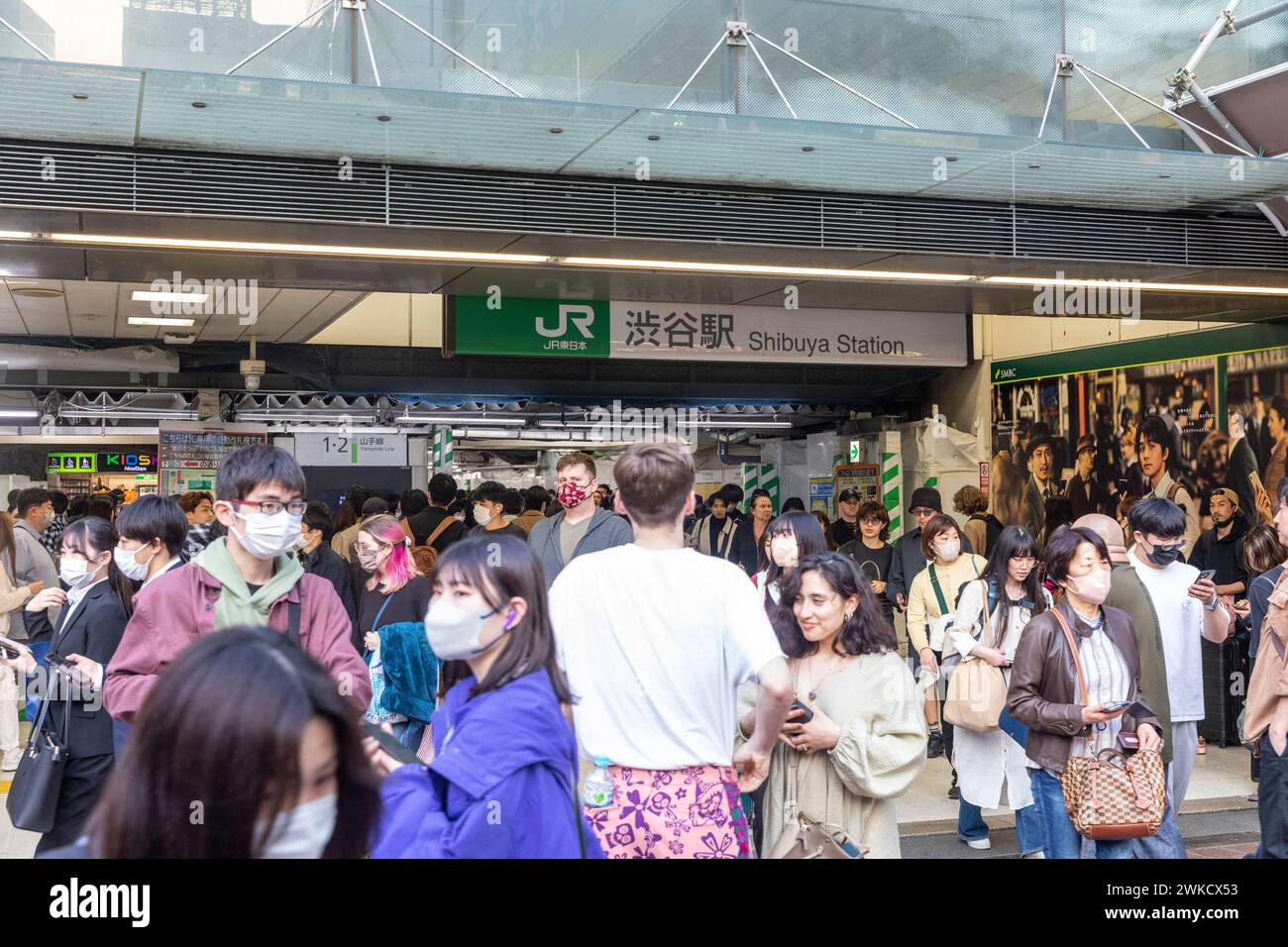 Stazione ferroviaria di Shibuya a Tokyo, i pendolari affollano fuori dall'uscita dell'ingresso alla stazione dei trasporti pubblici, Tokyo, Giappone, 2023 Foto Stock