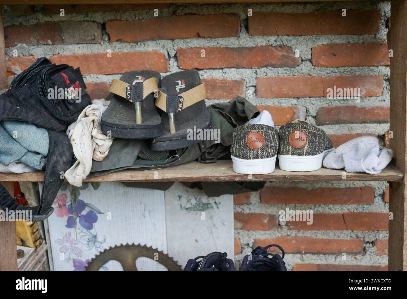 Foto di una persona che indossa scarpe Foto Stock