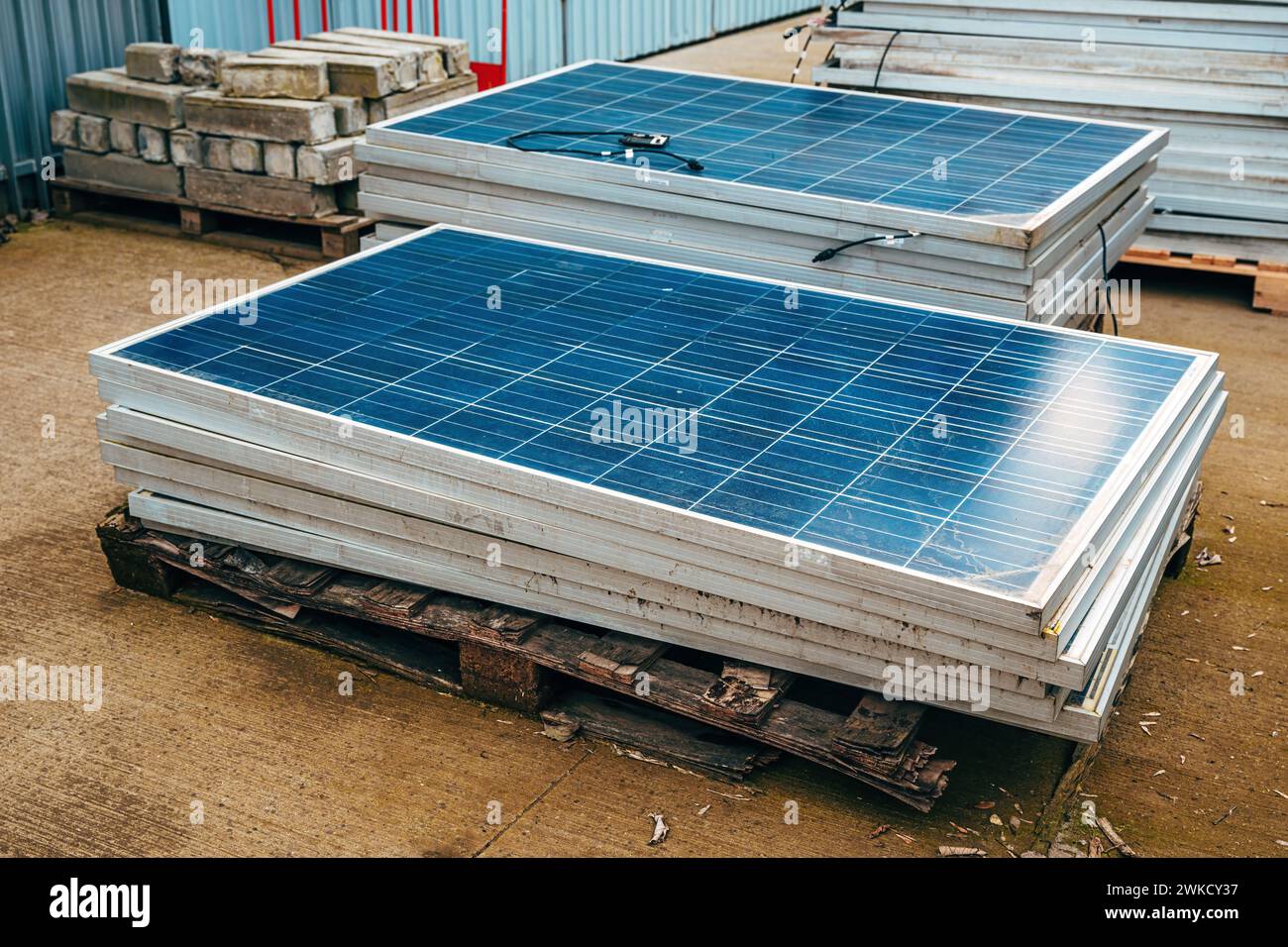 Vecchi pannelli solari obsoleti nel cantiere di fabbrica, attenzione selettiva Foto Stock