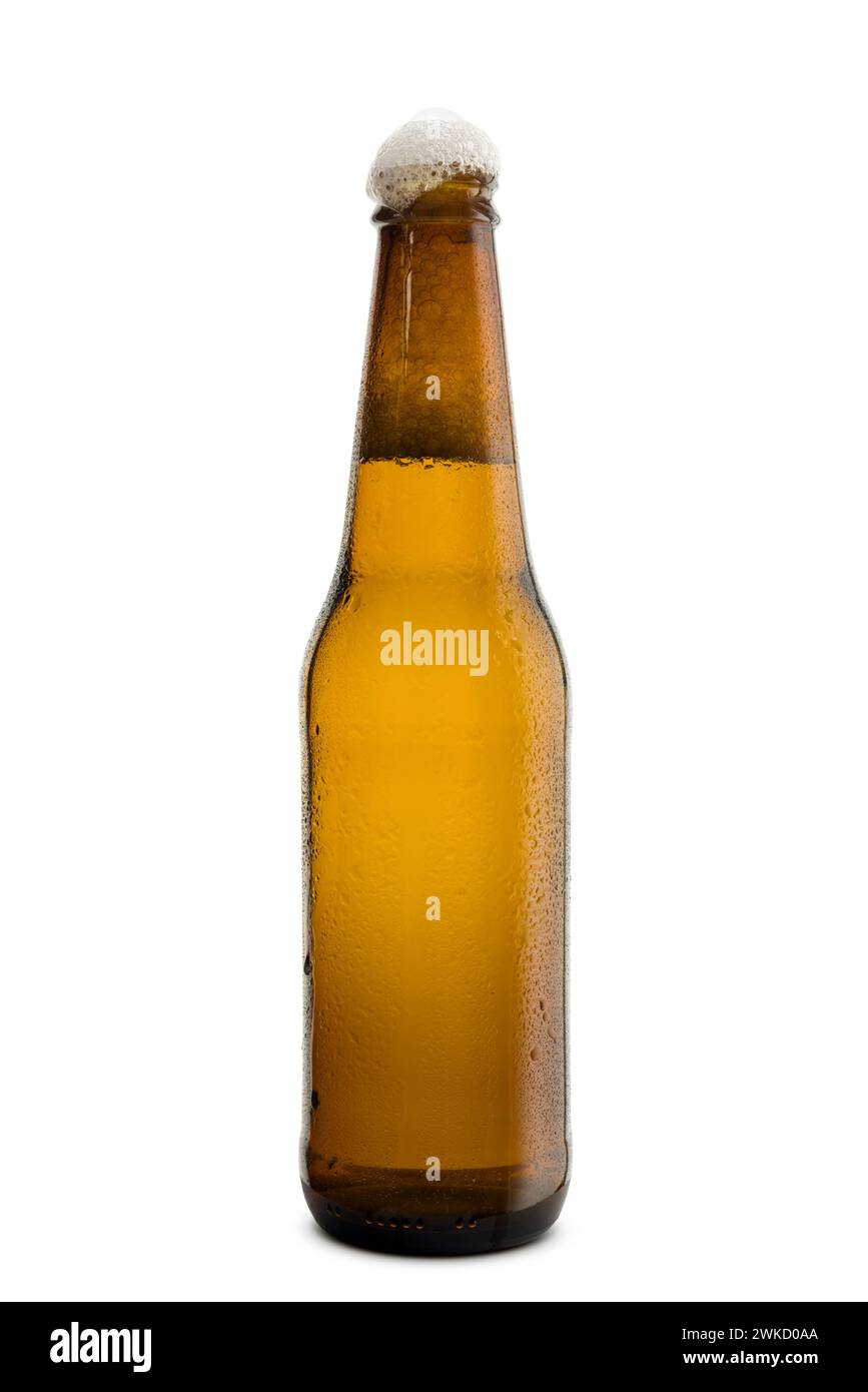 Bottiglia di birra bionda con schiuma, isolata su sfondo bianco Foto Stock