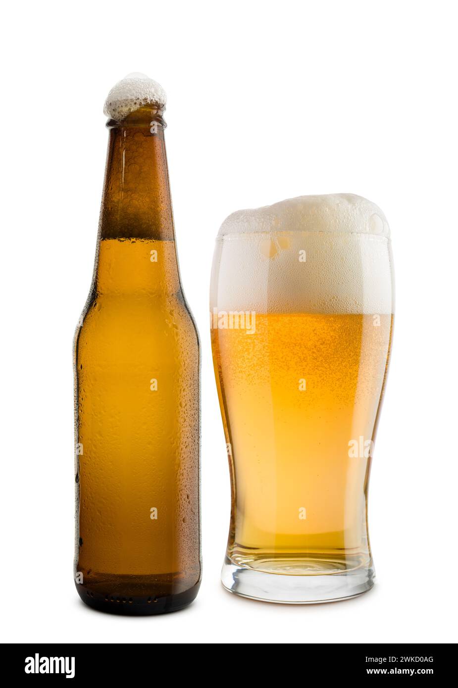 Bottiglia e bicchiere di birra bionda con schiuma, isolata su sfondo bianco Foto Stock