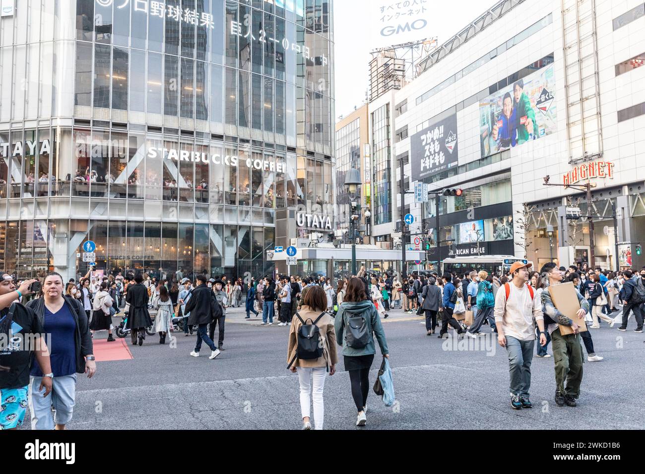 Incrocio di Shibuya Scramble alla stazione ferroviaria di Shibuya, folle all'incrocio pellicano più trafficato di Tokyo, Tokyo, Giappone, Asia, 2023 Foto Stock