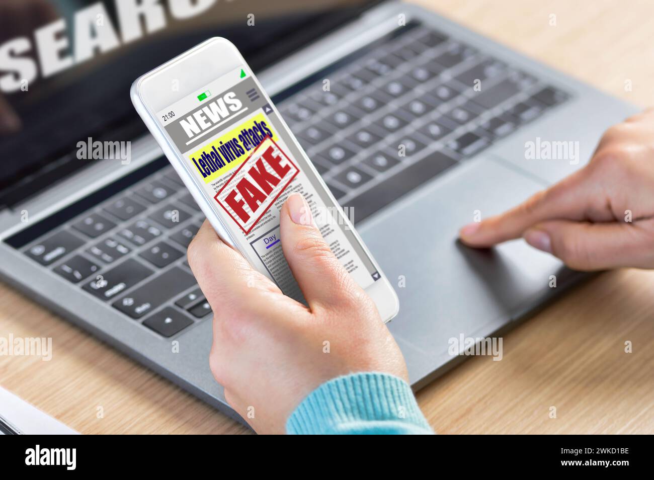 Primo piano di una giovane donna che legge notizie digitali false sul laptop. Propaganda e disinformazione online. Media e concetto digitale. Tutti i grafici dello schermo sono m Foto Stock