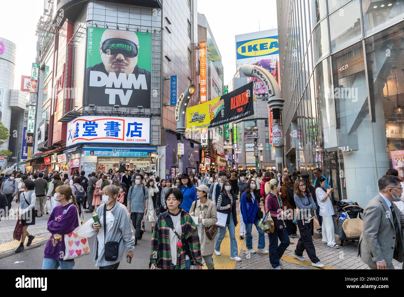 Città di Shibuya, famosa traversata di Shibuya, traversata dei pellicani, in prima serata, folle sulla strada, Tokyo, Giappone, Asia, 2023 Foto Stock