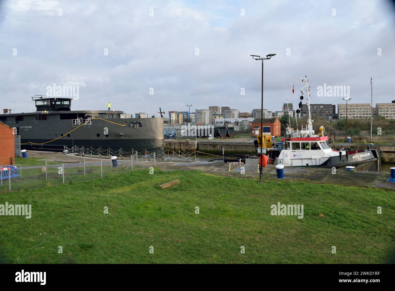 La nave per eventi elettrici a batteria OCEANDIVA ha visto lasciare Londra per tornare nei Paesi Bassi in seguito alla cancellazione del progetto Tamigi del gruppo Smart Foto Stock