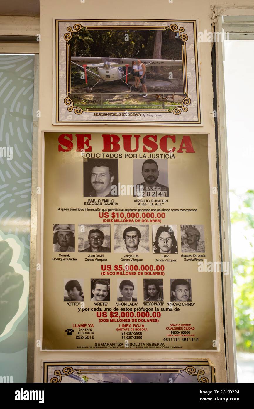 Medellin, Colombia - 9 dicembre 2023: Una lista di premi per gli spacciatori di droga nel museo all'aperto del famoso spacciatore Pablo Escobar. Foto Stock