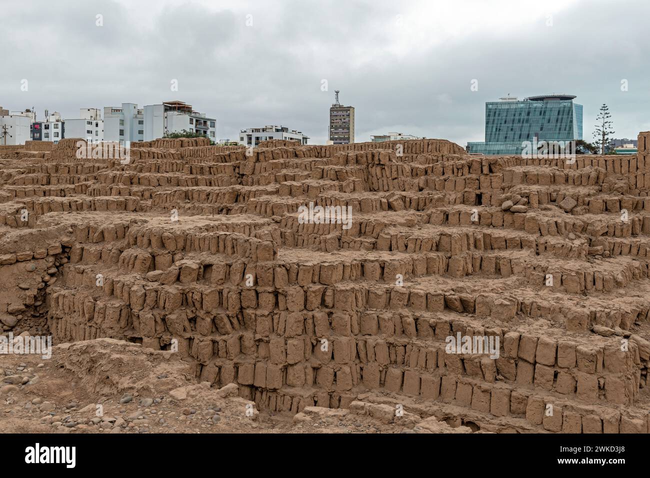 La piramide Huaca Pucllana in adobe e argilla a gradini della cultura di Lima con edifici e paesaggi urbani del quartiere di Miraflores, Lima, Perù. Foto Stock