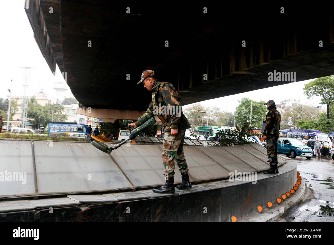 Aumenta la sicurezza prima della visita del PM Narendra modi 19 febbraio 2024, Jammu, India: Un soldato dell'esercito indiano con rilevatore di metalli fuori dallo stadio Maulana Azad prima della visita del primo ministro Narendra modi a Jammu. Jammu Kashmir India Copyright: XFirdousxNazirxxEyepixxGroupx Foto Stock