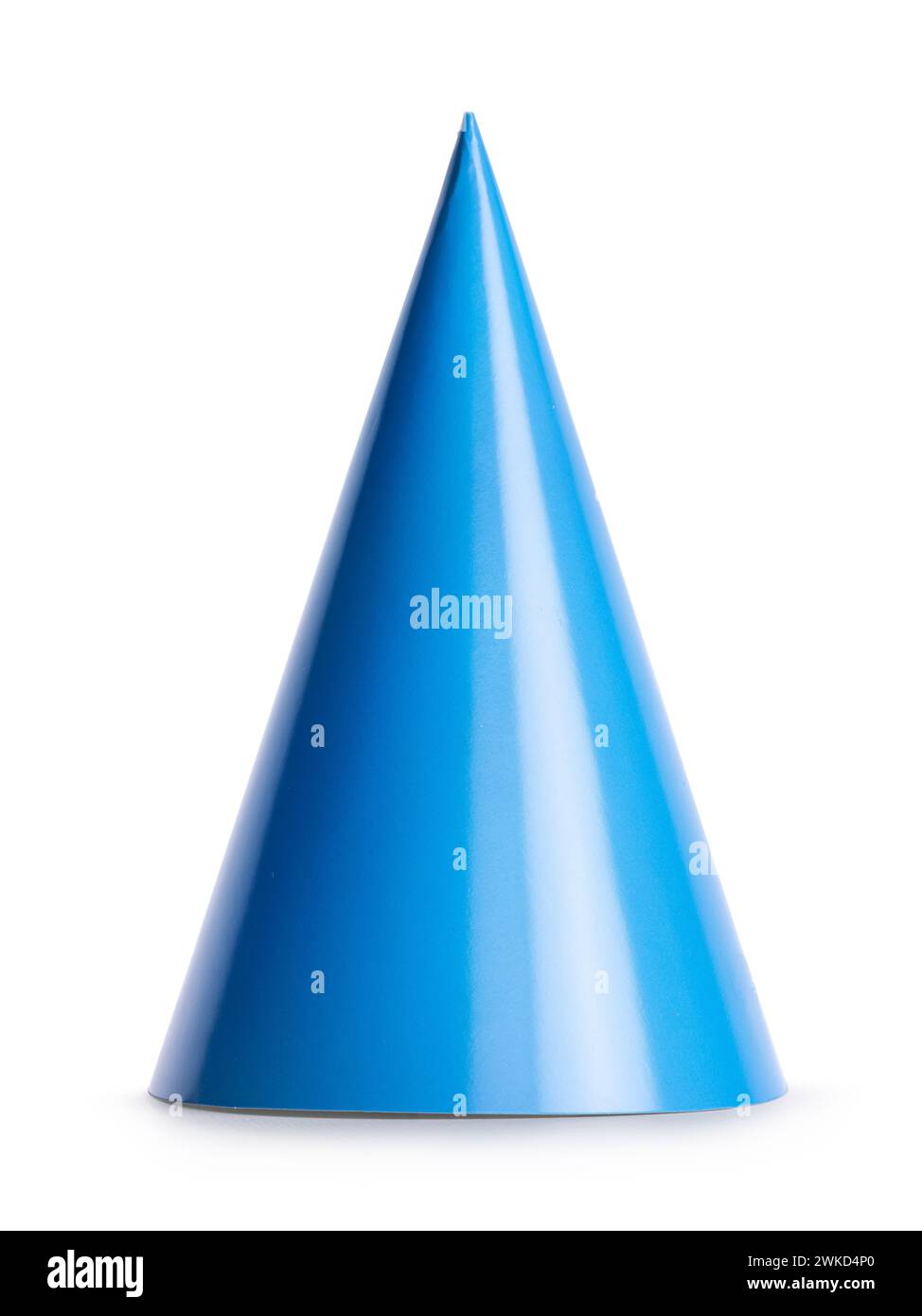 Cappello da festa in carta blu, in piedi su un solido sfondo bianco. Foto Stock