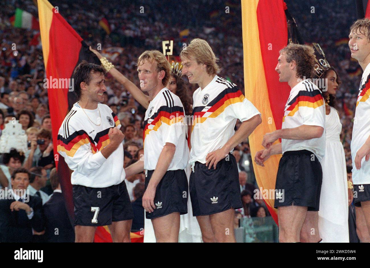 ARCHIVIATO - 08 luglio 1990, Italia, Rom: Gli ex giocatori della ...