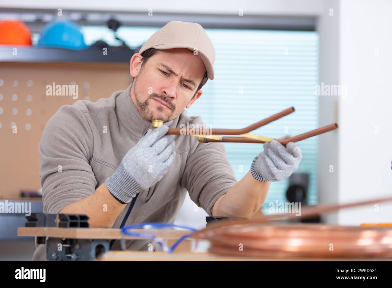 man sta controllando i raccordi in rame Foto Stock