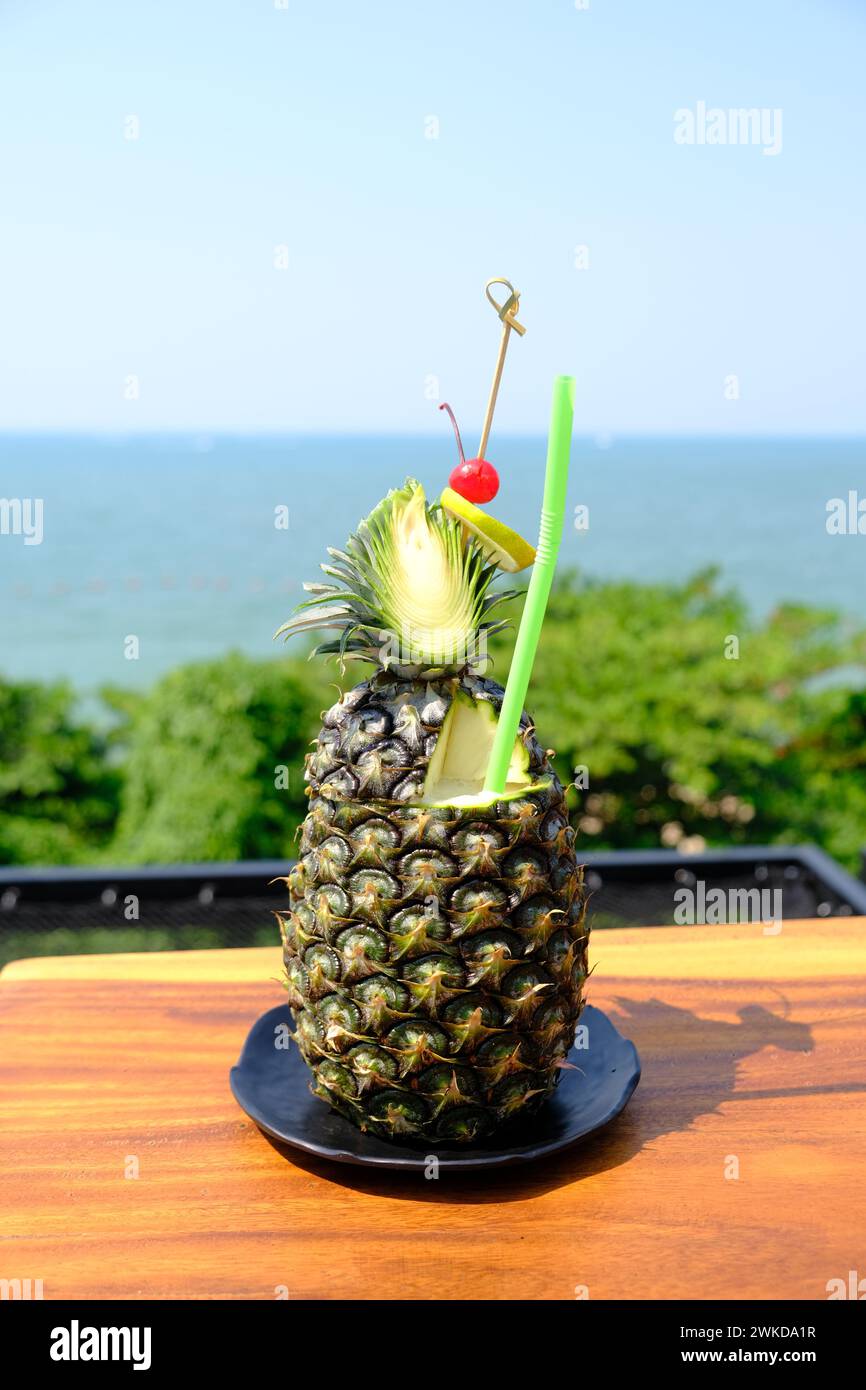 Cocktail di ananas, con vista sul mare sullo sfondo Foto Stock
