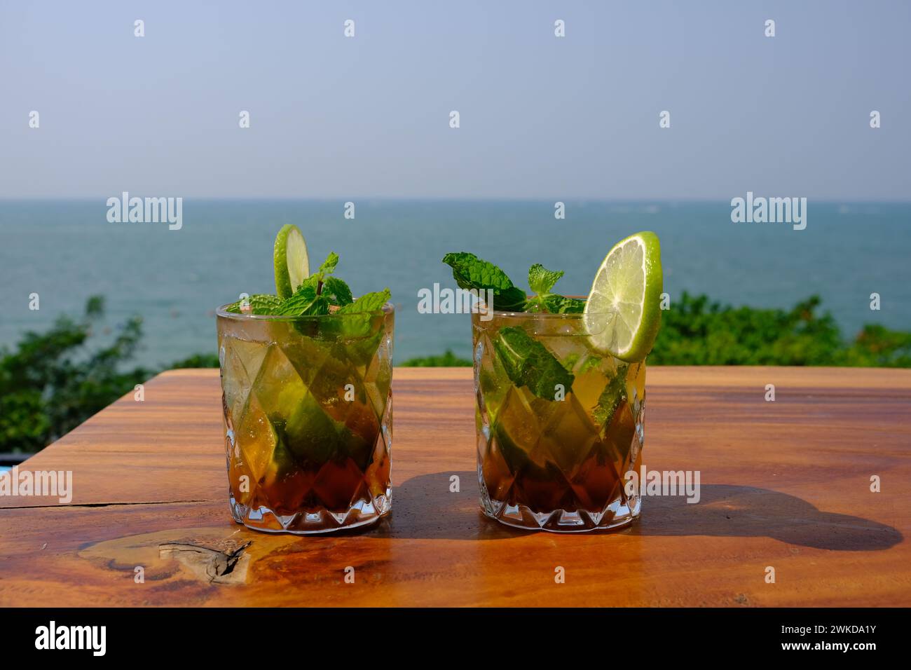 Cocktail con tè di ghiaccio a Long Island, sullo sfondo blu del mare. Foto Stock