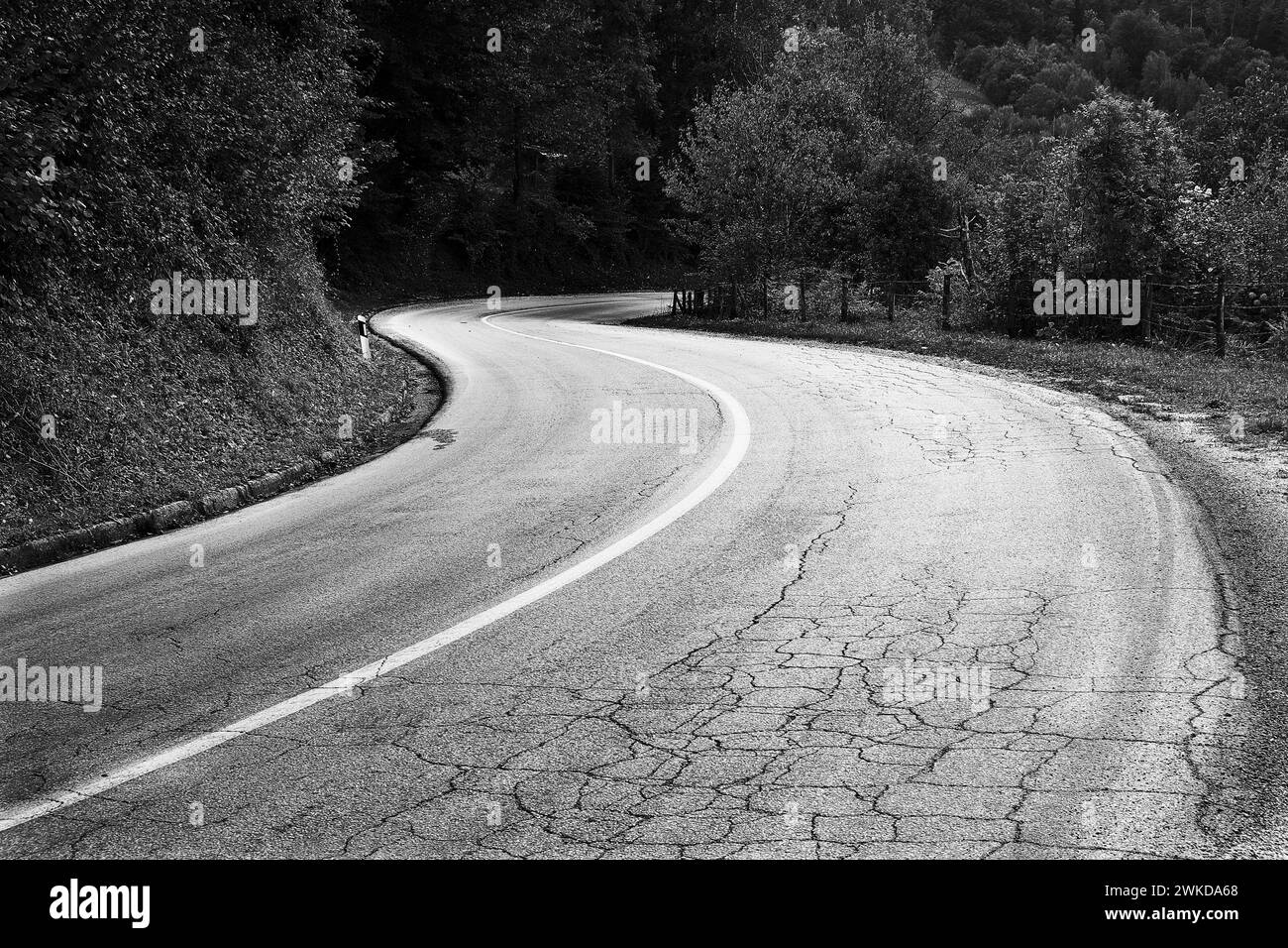 Bianco e nero, strada tortuosa e vuota ad alto contrasto in Serbia Foto Stock
