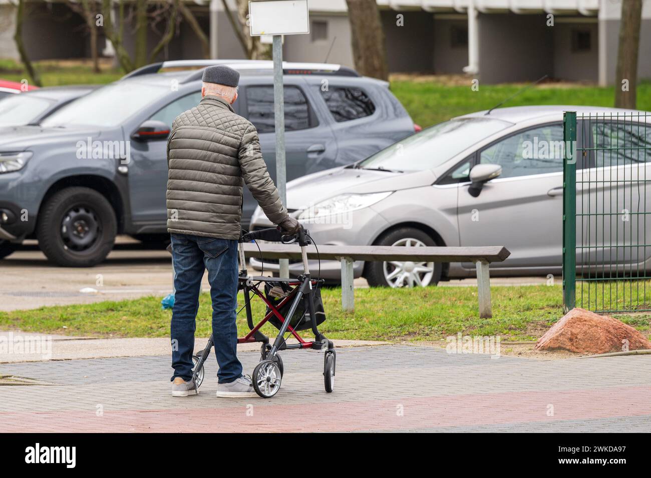 Un uomo anziano in movimento con un rollator Foto Stock