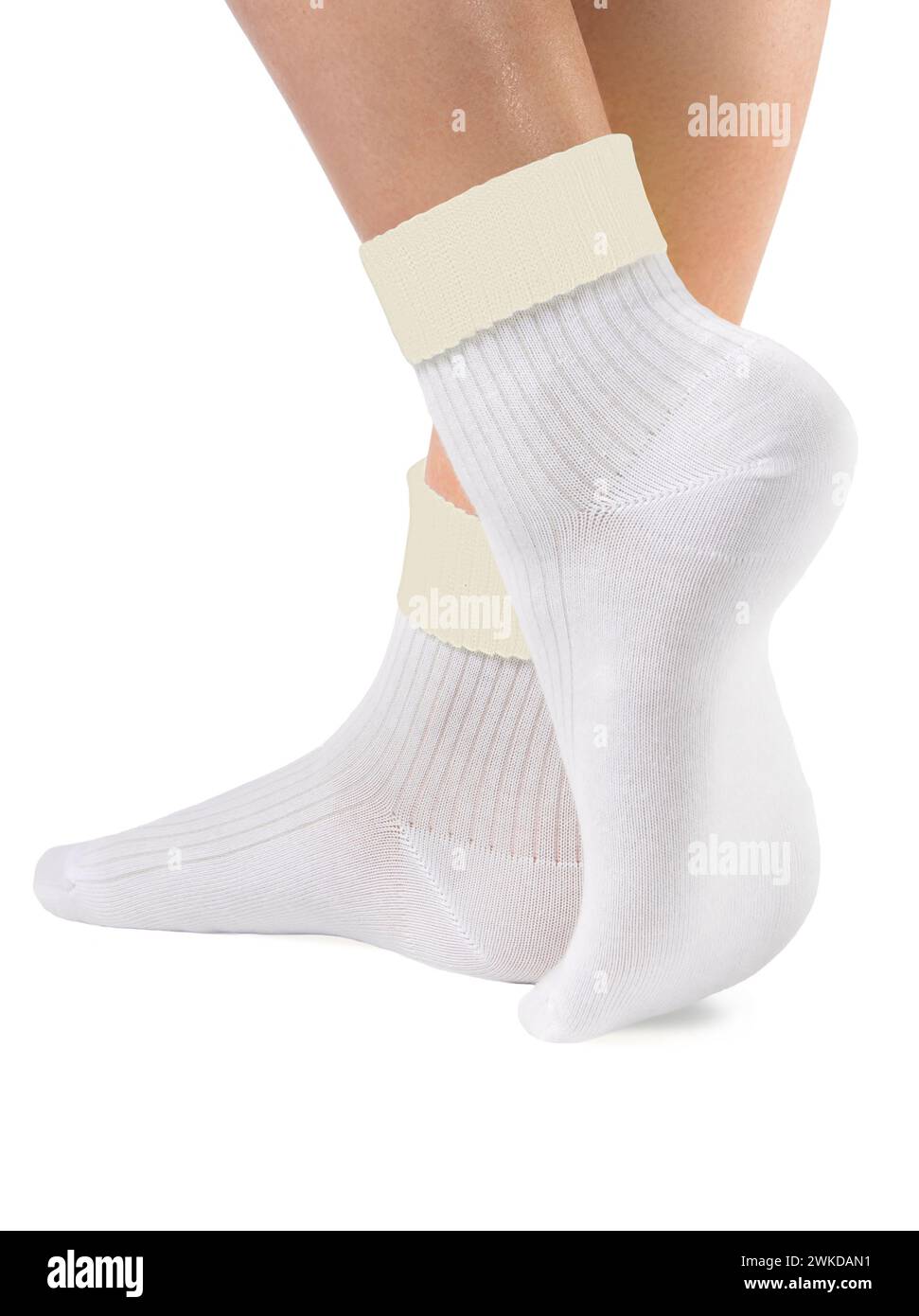 Vista laterale del bel piede di donna vestito con nuovi calzini bianchi bianchi bianchi in tessuto di cotone naturale con bordi gialli isolati su sfondo bianco Foto Stock