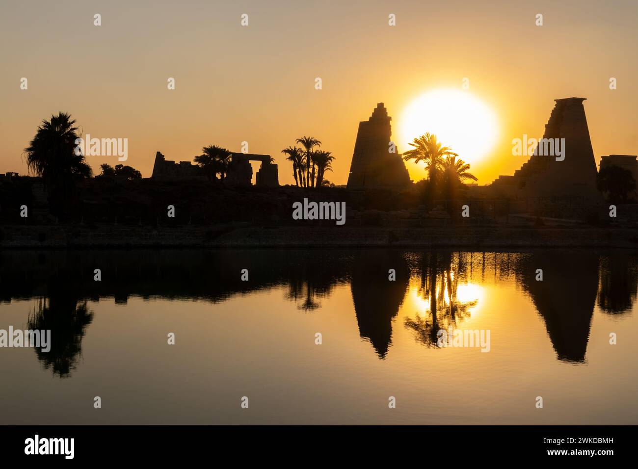 Tempio di Karnak, lago sacro al tramonto sulla riva orientale del Nilo a Luxor, Egitto Foto Stock