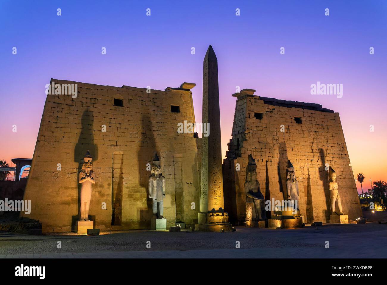 Facciata del tempio di Luxor e il suo obelisco illuminato di notte, a Luxor in Egitto Foto Stock