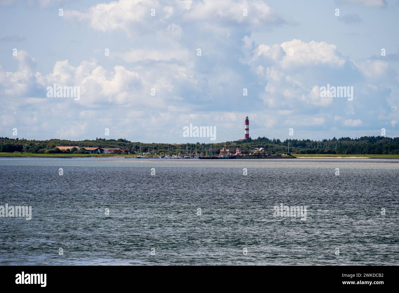 Ankunft im Fährhafen der Insel Amrum. Fährhafen mit dem Amrumer Leuchtturm im Hintergrund Foto Stock