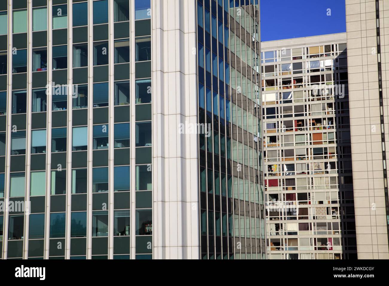 Grandi complessi situati in Avenue du Maine, quartiere di Montparnasse. Parigi XV, Francia, Europa ​ Foto Stock