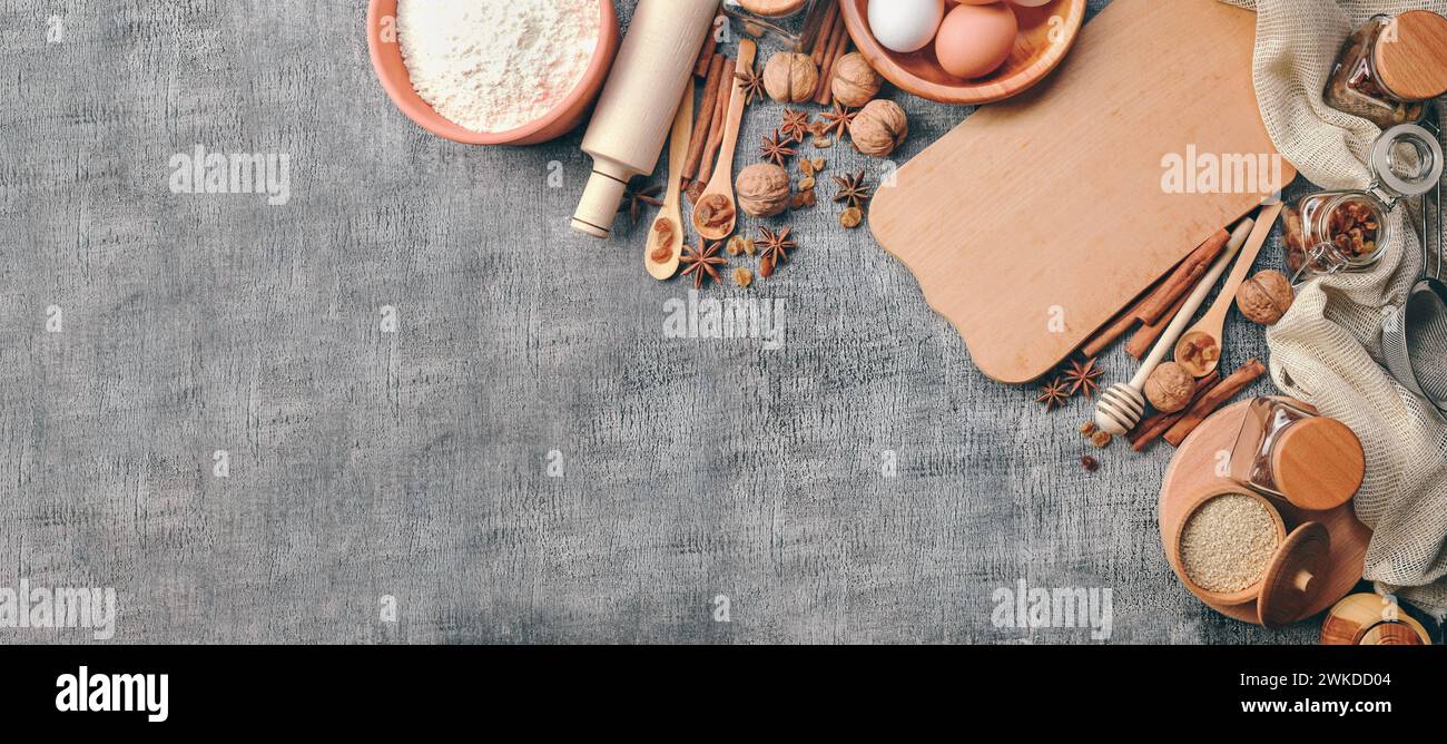 L'amore al forno. Informazioni sui prodotti da forno. Ingredienti da forno e utensili da cucina su sfondo nero. Farina, noci di mandorla, uova. Vista dall'alto. Cucina moderna Foto Stock