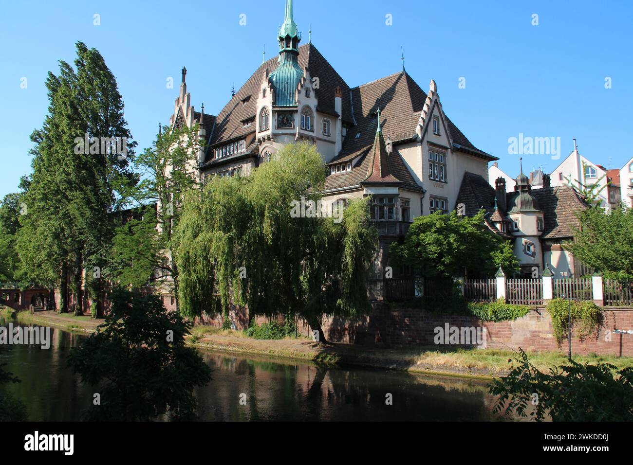 edificio prussiano (lycée des pontonniers) e canale a strasburgo in alsazia Foto Stock