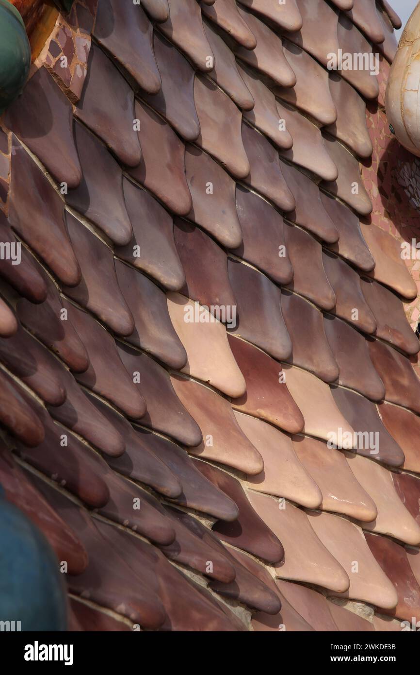 Spagna. Catalogna. Barcellona. Casa Batlló. Ristrutturazione di Antonio Gaudí, 1904-1906. Stile modernista. Tetto Dragon. Piastrelle in ceramica. Foto Stock