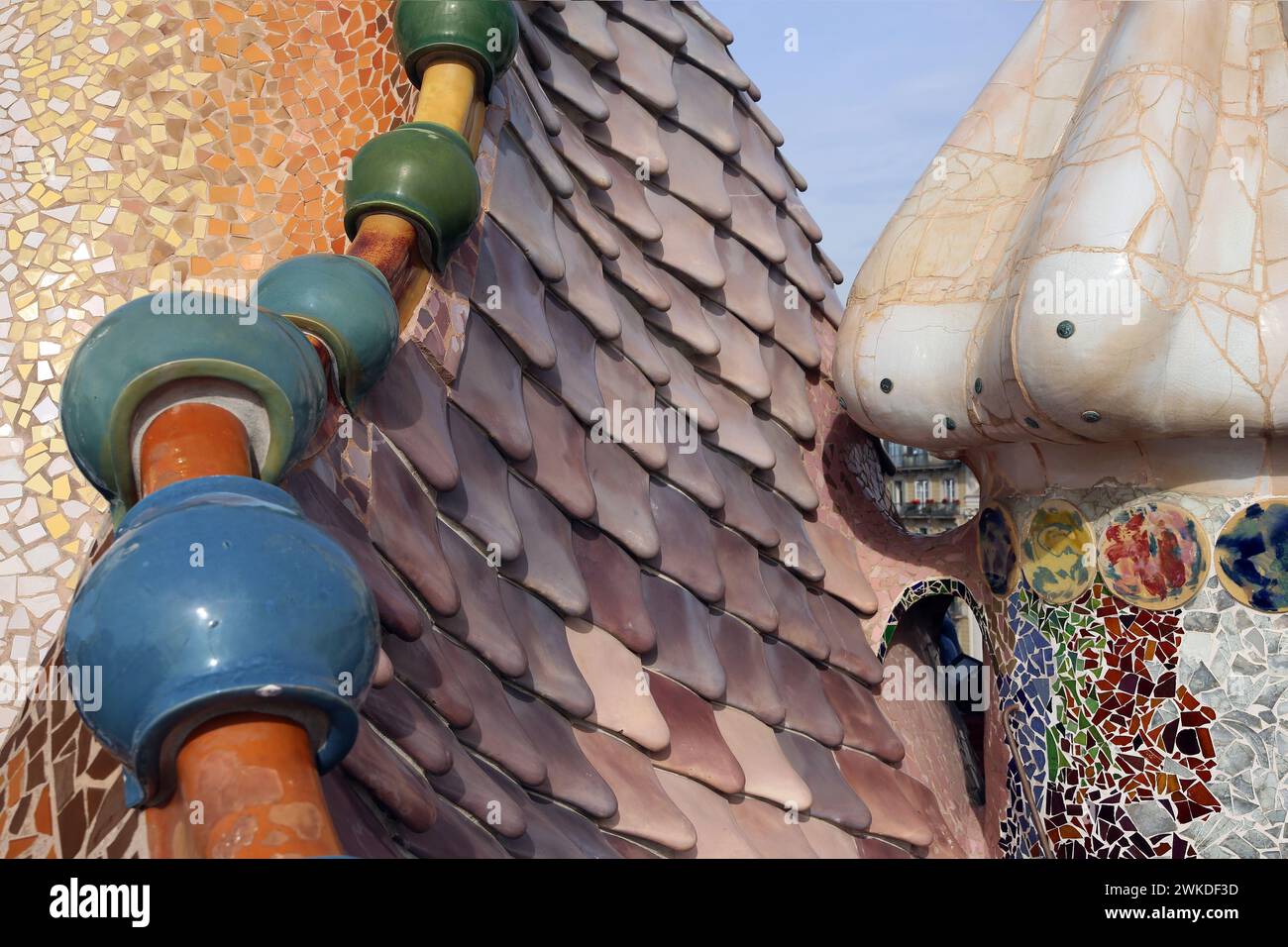 Spagna. Catalogna. Barcellona. Casa Batlló. Ristrutturazione di Antonio Gaudí, 1904-1906. Stile modernista. Tetto Dragon. Piastrelle in ceramica. Foto Stock
