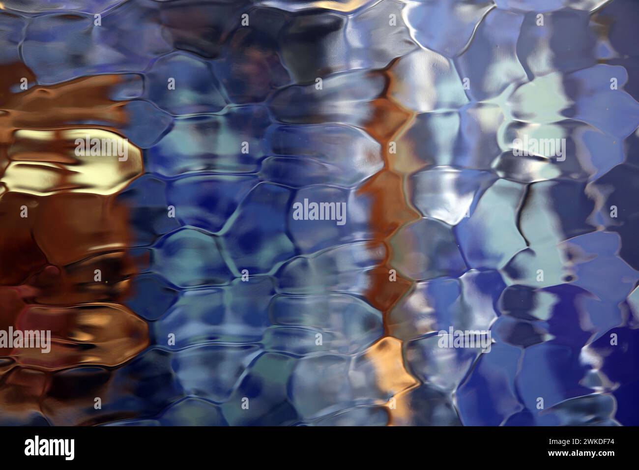Spagna. Barcellona. Casa Batlló. Ristrutturato da Gaudí, 1904-1906. Luce blu. Effetto riflesso vetro colorato in ceramica. Foto Stock