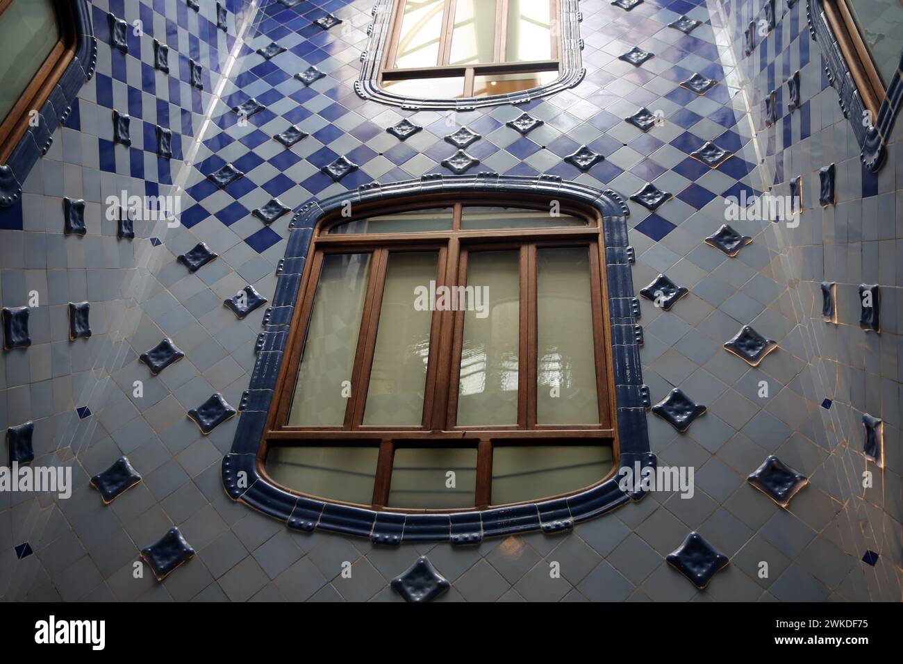 Spagna. Catalogna. Barcellona. Casa Batlló. Ristrutturato da Antoni Gaudi, 1904-1906. Luce blu Foto Stock