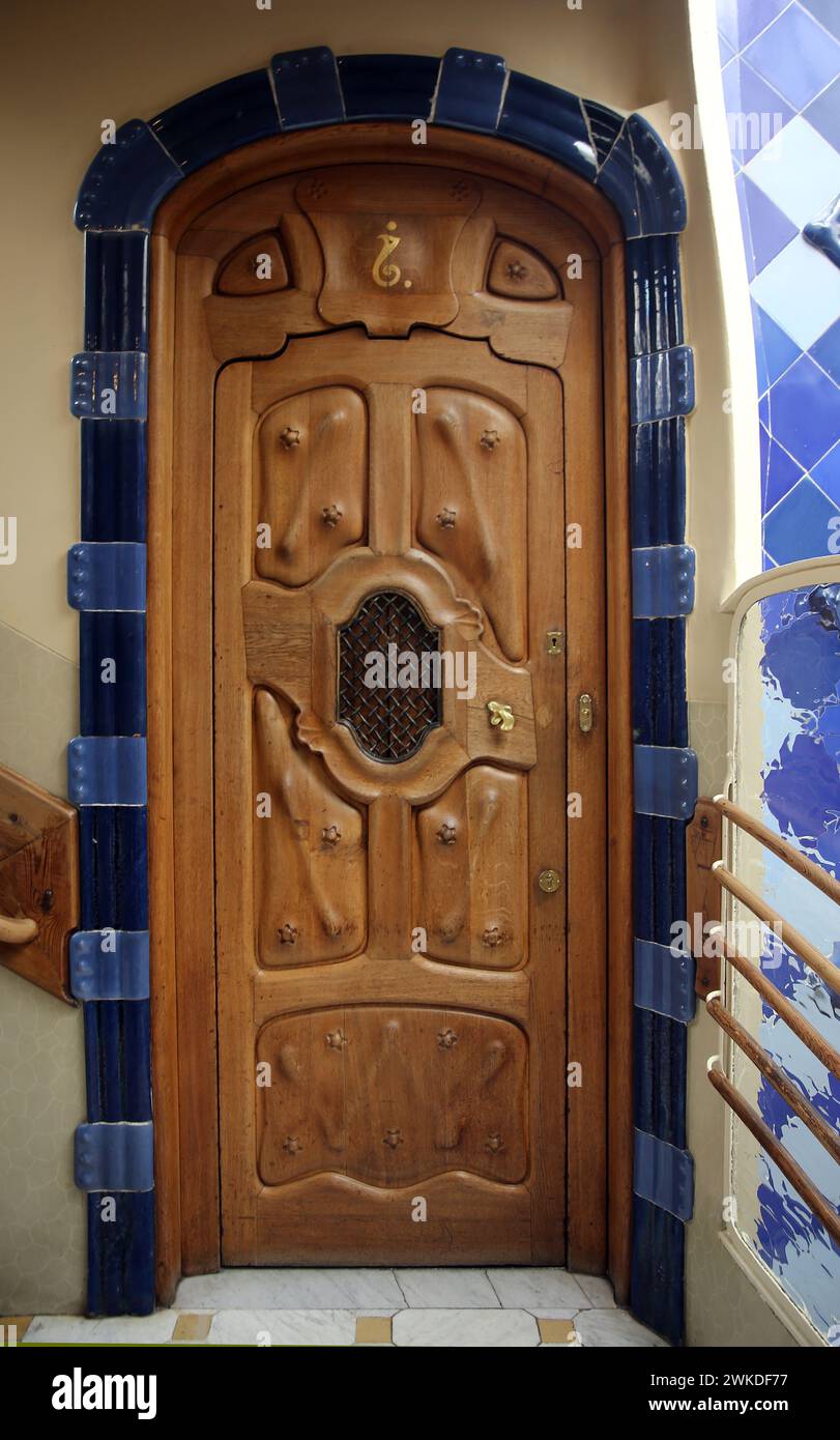 Spagna. Catalogna. Barcellona. Casa Batlló. Ristrutturazione di Antonio Gaudí, 1904-1906. Stile modernista. Porta. Foto Stock